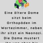 Eine ältere Dame sitzt beim Orthopäden