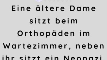 Eine ältere Dame sitzt beim Orthopäden